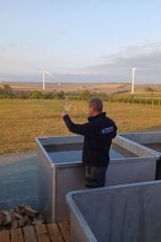 Top départ pour les vendanges. Les Chardonnay pour nos Bulles sont les premiers à rentrer et tout le monde à la banane car les premiers jus sont TOP ! Un...