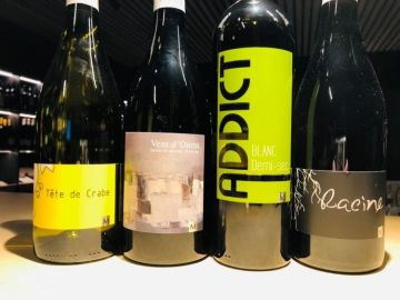 Partez à la découverte des vins de Vendée de Mercier VINS - Vendée 😎

Ils produisent des vins de Loire - Vendée en AOC Fiefs Vendéens, IGP et Vin de France....