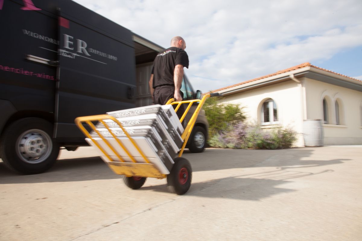 Livreur MD Vins en action Livreur MD Vins en action