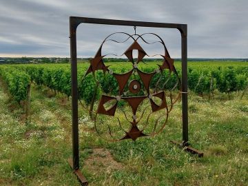 Merci à Floria et Ben alias MADNEOM pour la mise à dispo de leur mobilier et de leurs œuvres d’art sur métal. C’est marrant de voir comment l’acier ainsi...